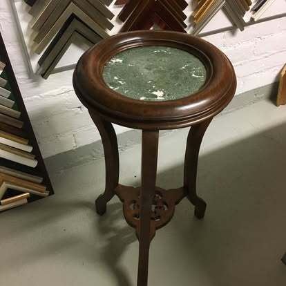 koivuinen kukkapylväs kivitasolla